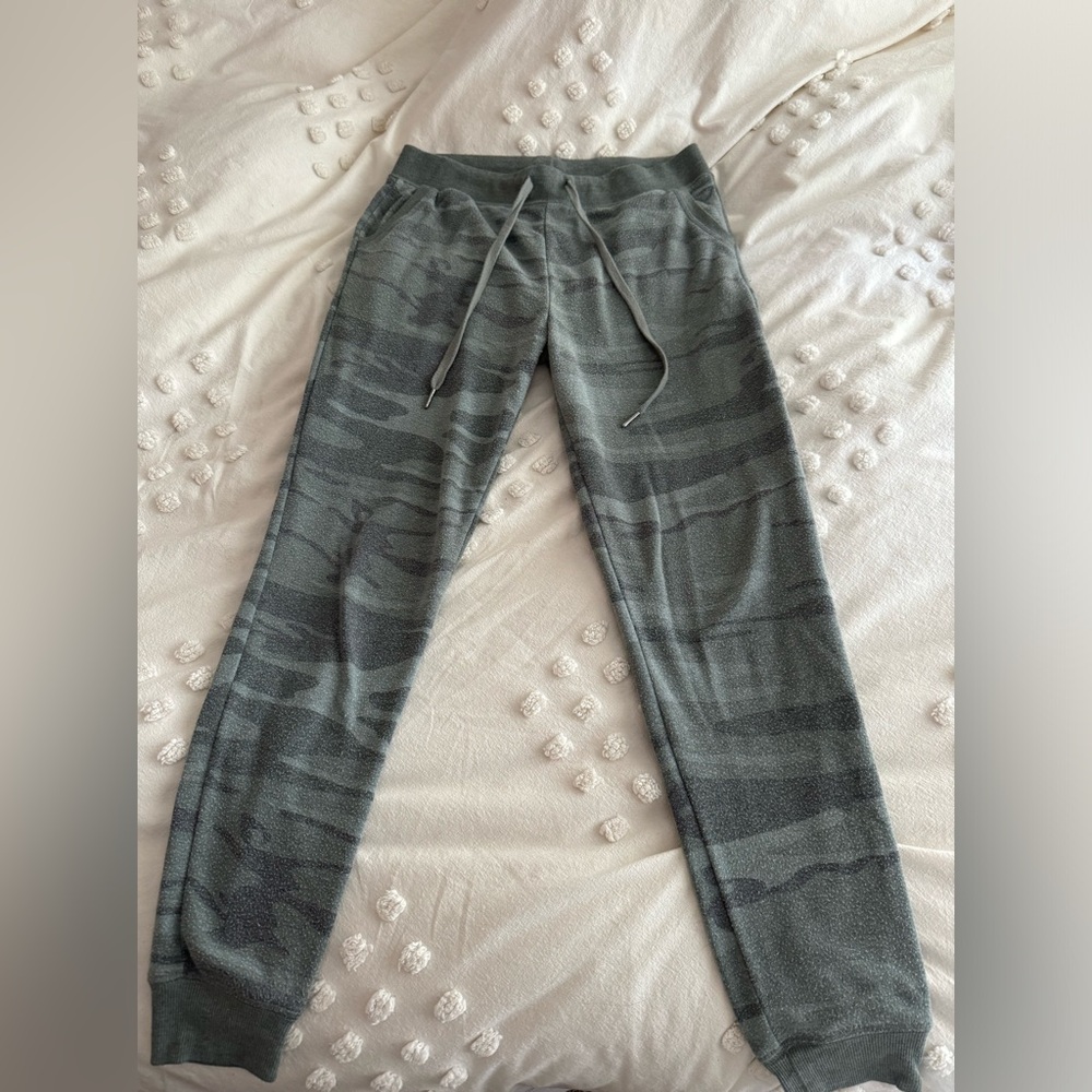Z Supply Army Green Pattern Joggers Size M